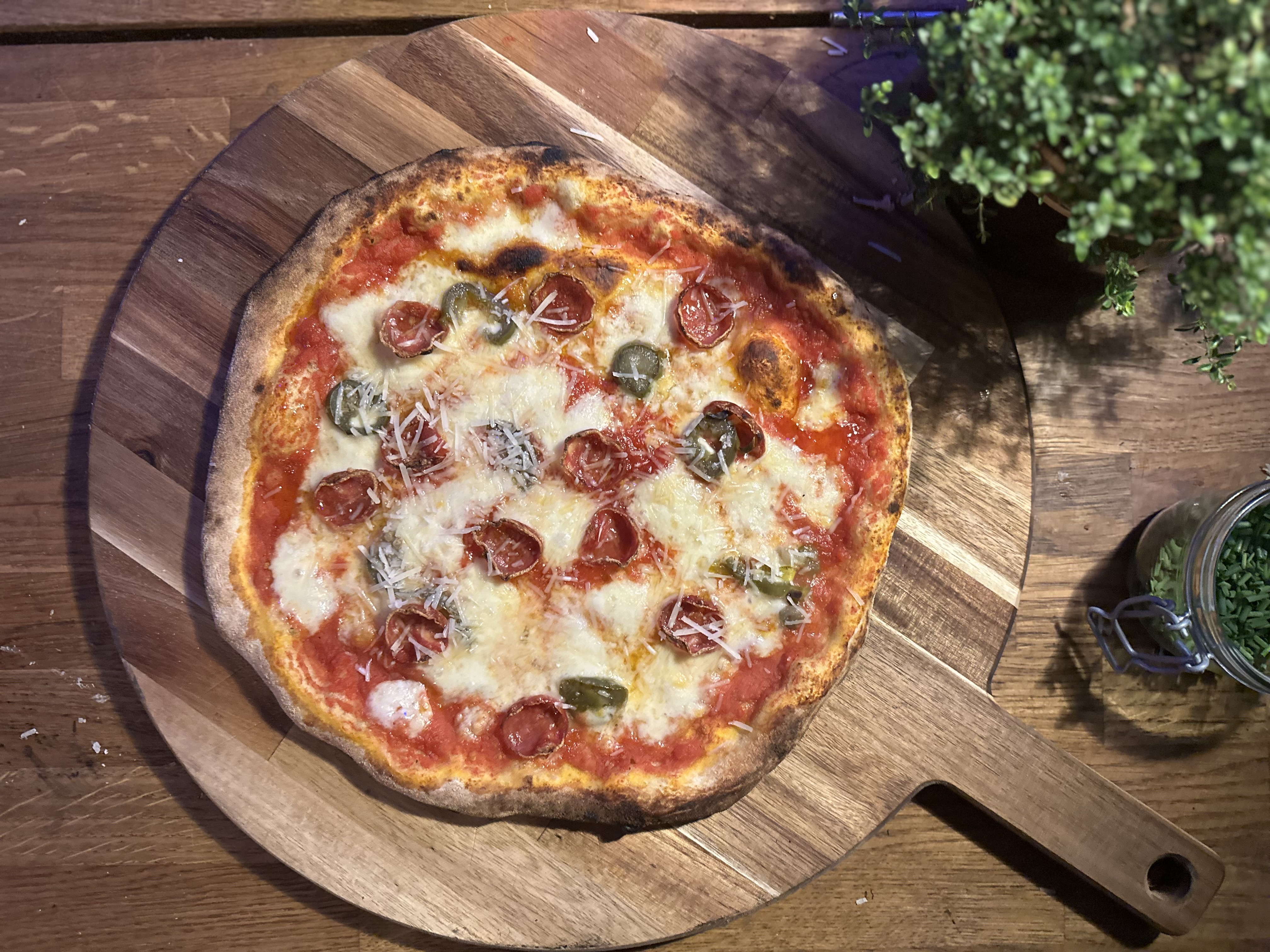 Nybakad pizza på träbord